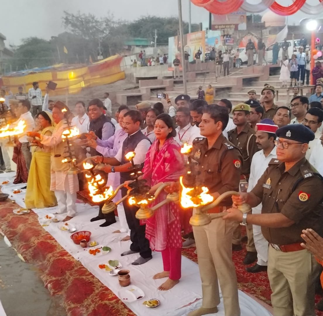 रायबरेली में जिलाधिकारी ने गंगा आरती के साथ कार्तिक मेले व डलमऊ महोत्सव का किया उद्घाटन