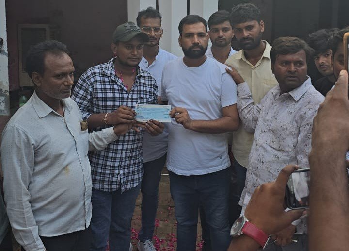 रायबरेली: स्वामी प्रसाद को थप्पड़ मारने वाला रिहा, मिला 11 लाख का चेक