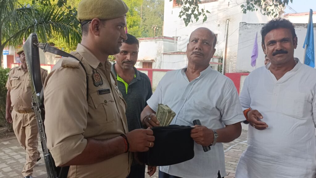 सिपाही ने रूपये से भरा बैग शिक्षक को लौटाया वापस, खोया हुआ बैग मिलने में छलक गई शिक्षक की आखें