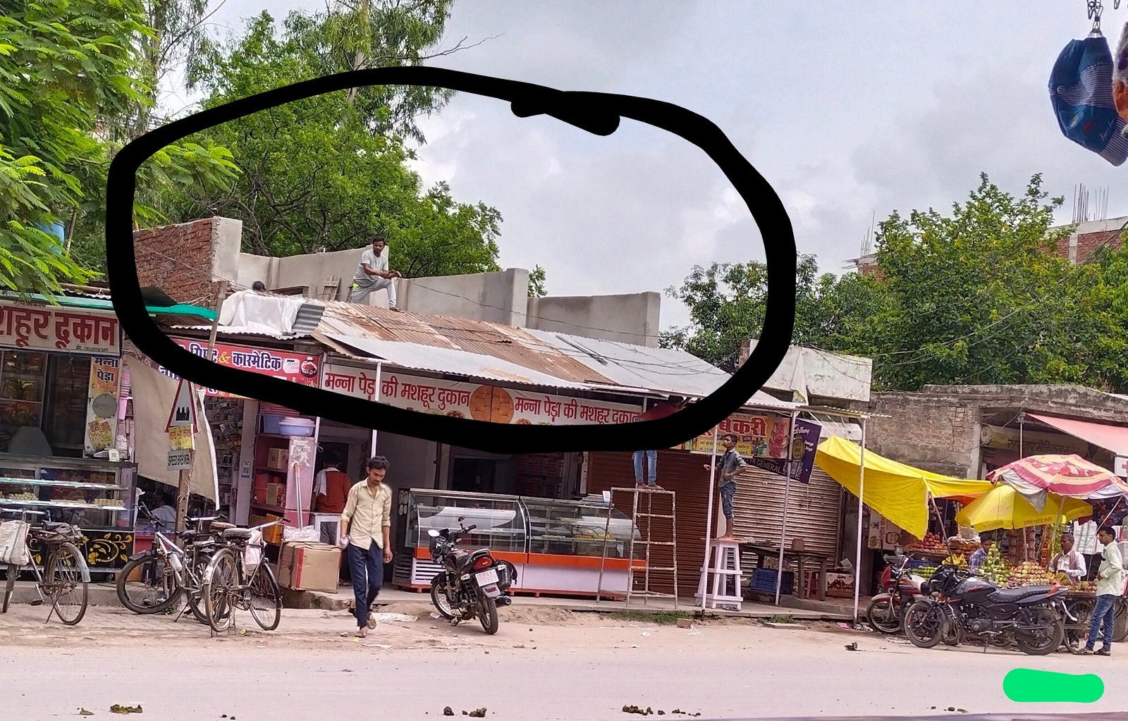 Raibareli-आखिर किसके कहने पर आवंटित दुकानों पर नियमो को ताक पर रखकर दुकानों पर अवैध निर्माण कार्य जारी