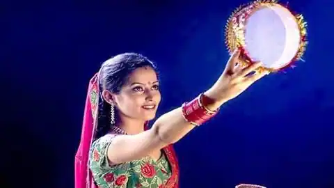 Karwa Chauth Vrat 2022 : पहली बार रख रहे हैं करवा चौथ का व्रत तो इन बातों का रखें ध्यान, जान लें नियम और पूजा- विधि