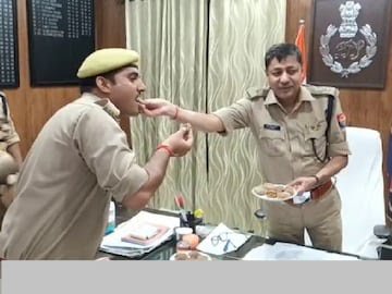 सिपाही बना इतिहास विभाग का प्रोफेसर, SSP ने मिठाई खिलाकर जताई खुशी