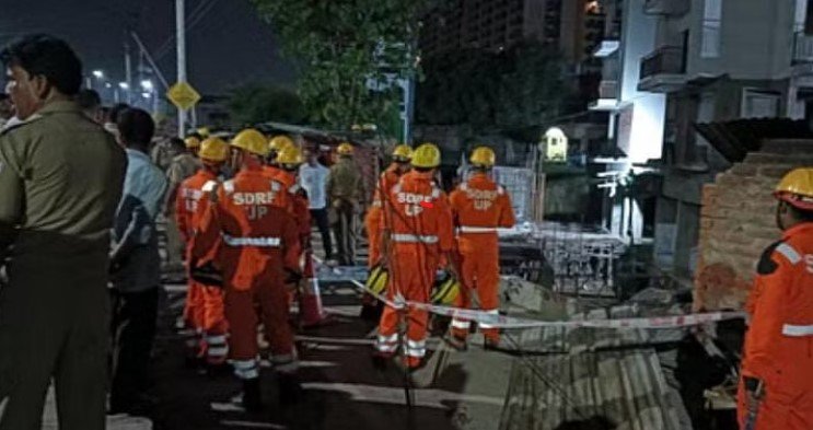 निर्माणाधीन हाउसिंग सोसाइटी का एक हिस्सा अचानक गिरा, हादसे में 2 मजदूरों की गई जान