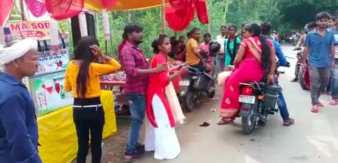 Raibareli-मेला देखने आए प्रेमी युगल में जमकर मारपीट