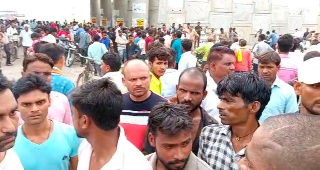 Raibareli-ग्रामीणों ने जिला प्रशासन के विरोध में जमकर की नारेबाजी