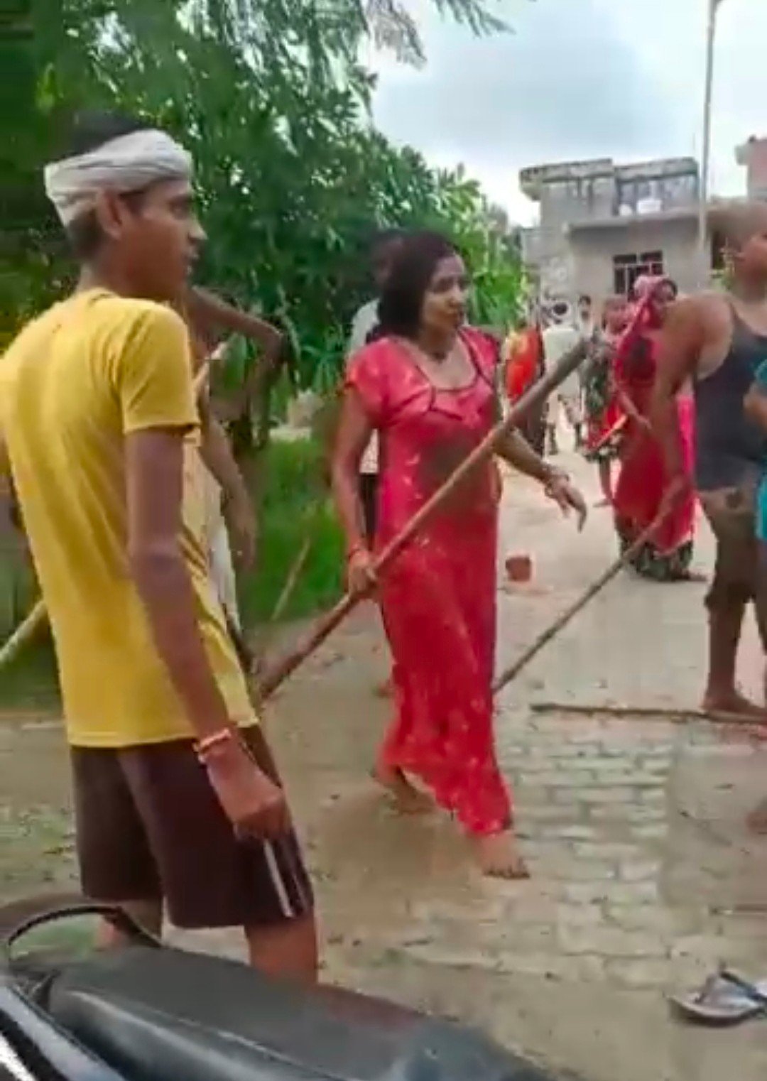 Raibareli-ग्राम प्रधान की दबंगई आई सामने