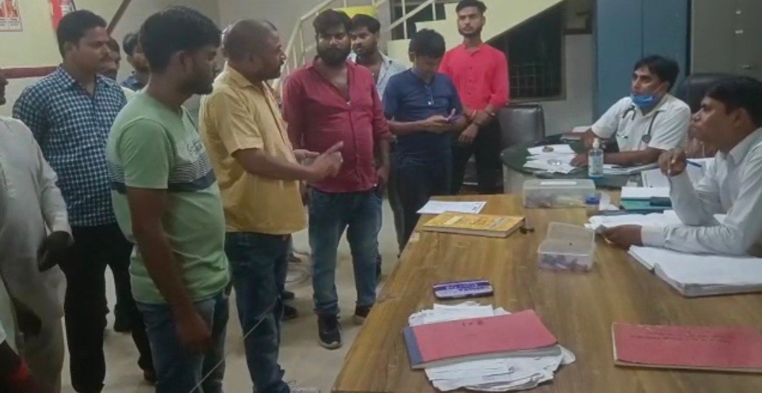 Raibareli-करणी सेना के जिला अध्यक्ष पर डॉक्टर व स्टॉफ से अभद्रता का आरोप
