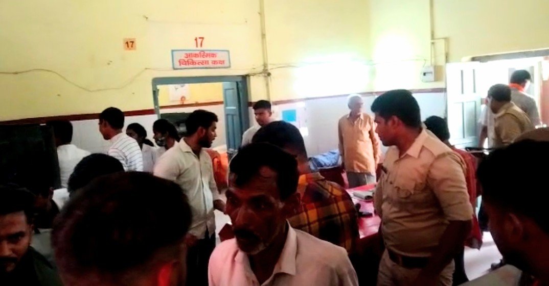 Raibareli-रोडवेज बस ने बाइक सवार युवकों को मारी टक्कर 