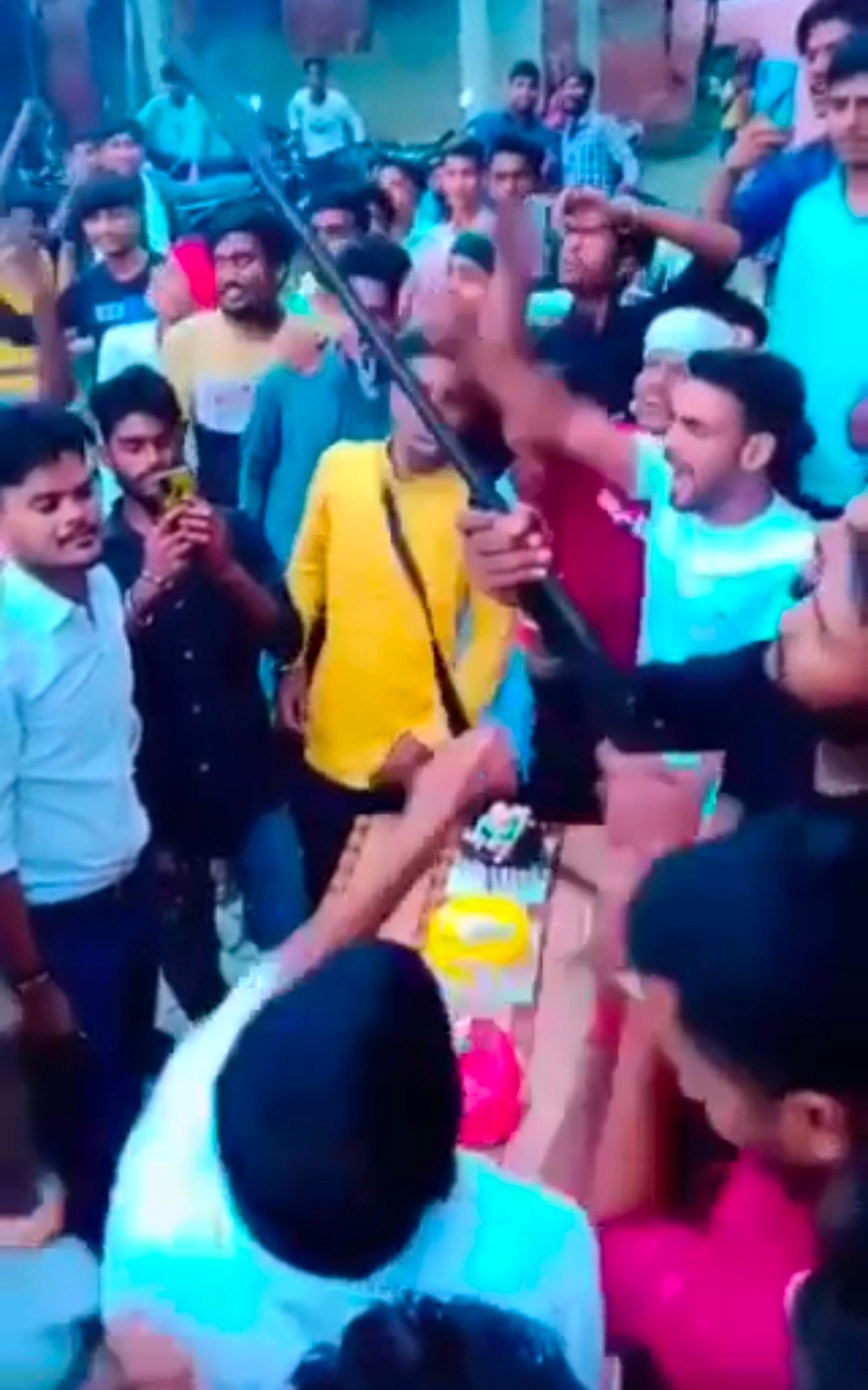 Breaking News-फायरिंग करते व तलवार से केक काटते वीडियो हुआ वायरल