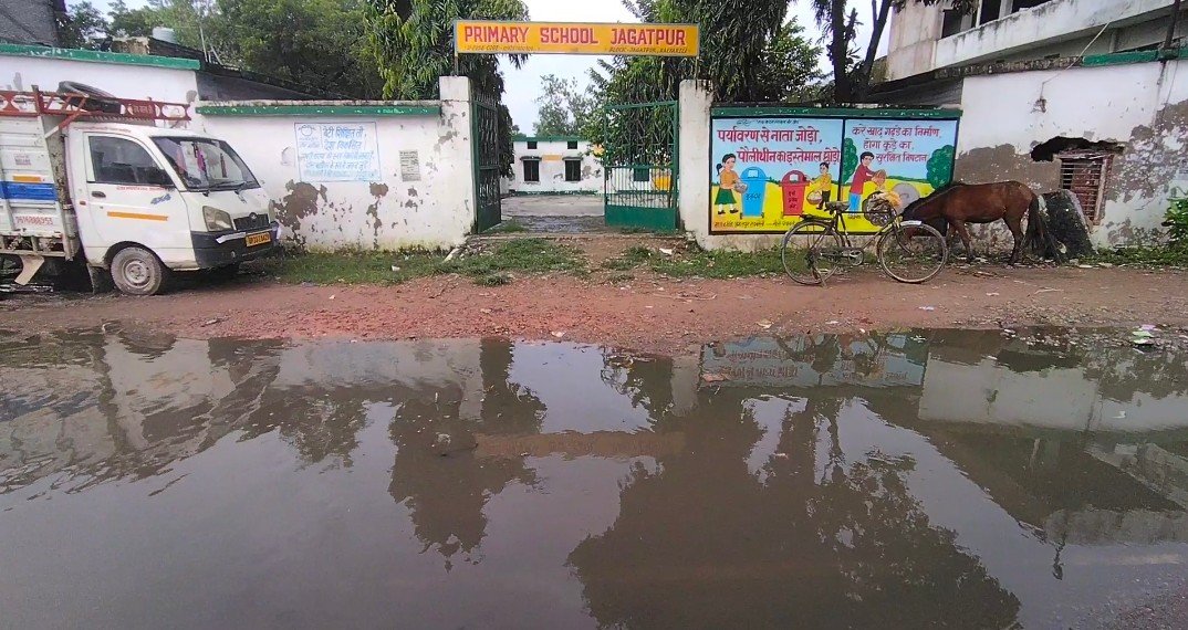 Raibareli-प्राथमिक विद्यालय के सामने ही जलभराव विद्यालय आने जाने में बच्चों को होती है दिक्कत* 