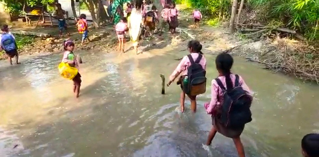 Raibareli-जलभराव के कारण बच्चों को विद्यालय आने जाने में होती है दिक्कत,ग्रामीणों में आक्रोश