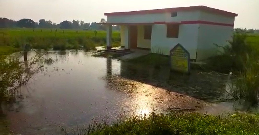 Raibareli-कल्याणपूर धूता आंगनबाड़ी केंद्र,तालाब में तब्दील*