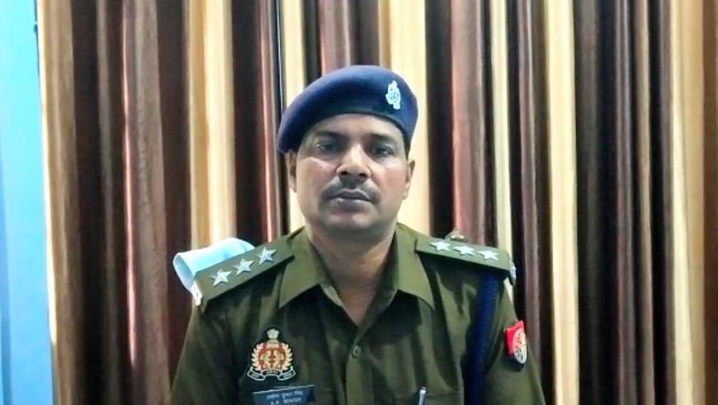 Raibareli-आँख में पट्टी बांध कर बन्द कमरे से बयान जारी करते है:-सीओ अशोक सिंह