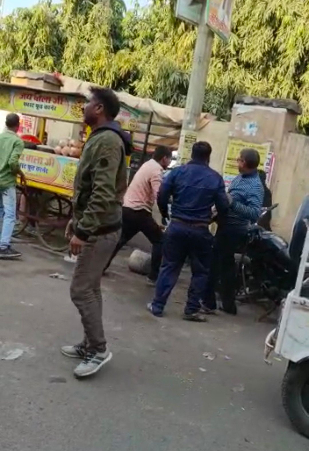 Raibareli-थानाध्यक्ष संजय त्यागी से नही संभल रहा क्षेत्र,थाने से चंद कदमो की दूरी पर होता रहा तांडव