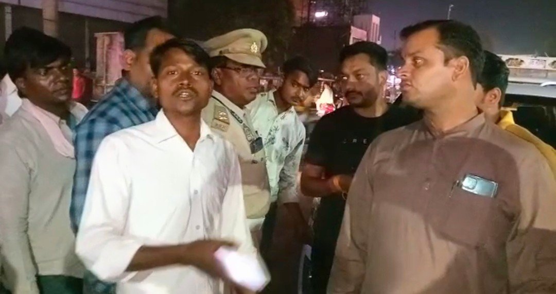 Raibareli-युवक को भी दौड़ा-दौड़ा कर पीटा, ट्रैफिक पुलिसकर्मी बनी रही मूक दर्शक