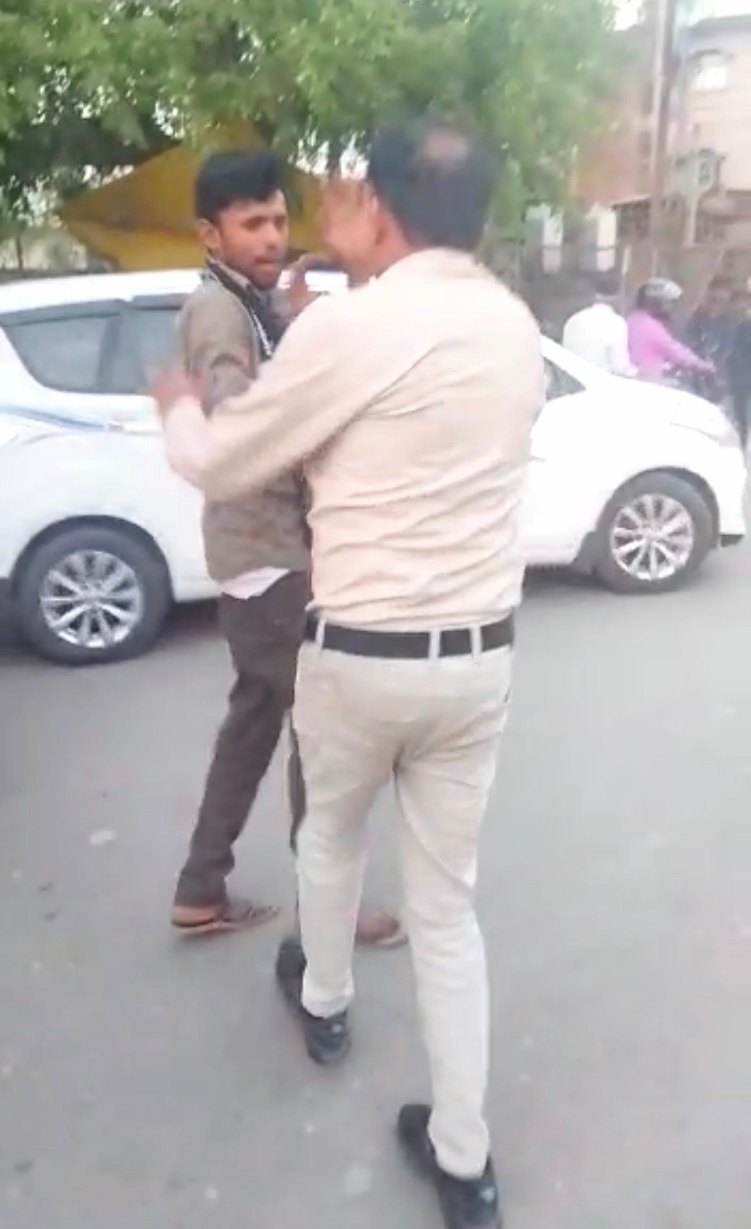 रायबरेली-दबंग ग्राम प्रधान को नही रहा पुलिस का भय,बीच चौराहे पर थप्पड़ों से जमकर पीटा