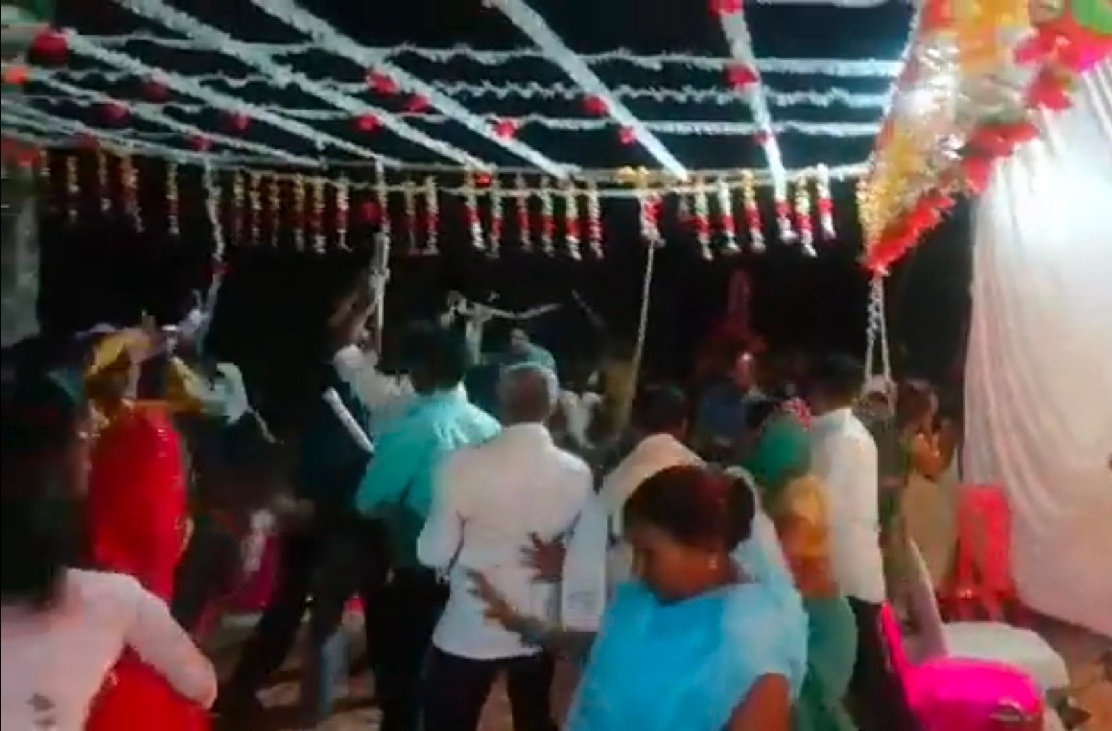 Raibareli-शादी समारोह में जमकर बरसी लाठियां,वीडियो हुआ वायरल