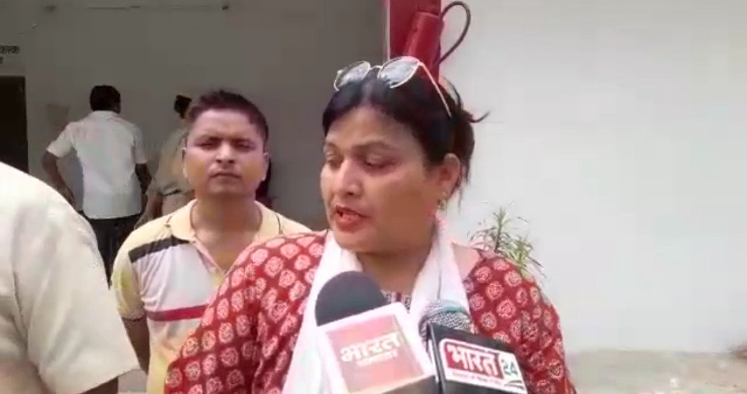 Raibareli-दरोगा की कार्यशैली से नाराज BJP नेत्री ने थाने में काटा हंगामा
