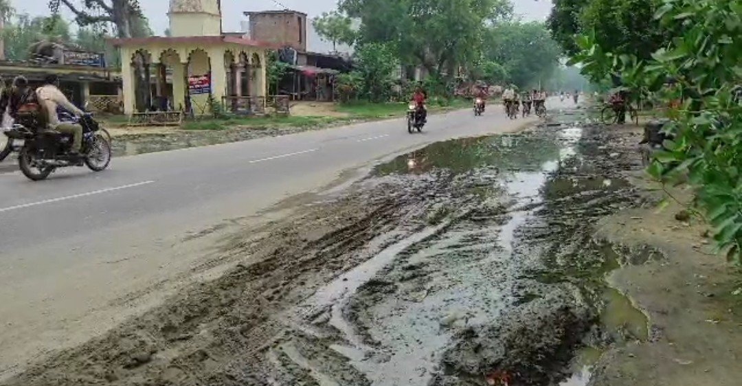 रायबरेली- जलभराव की समस्या से जूझ रहे है राहगीर