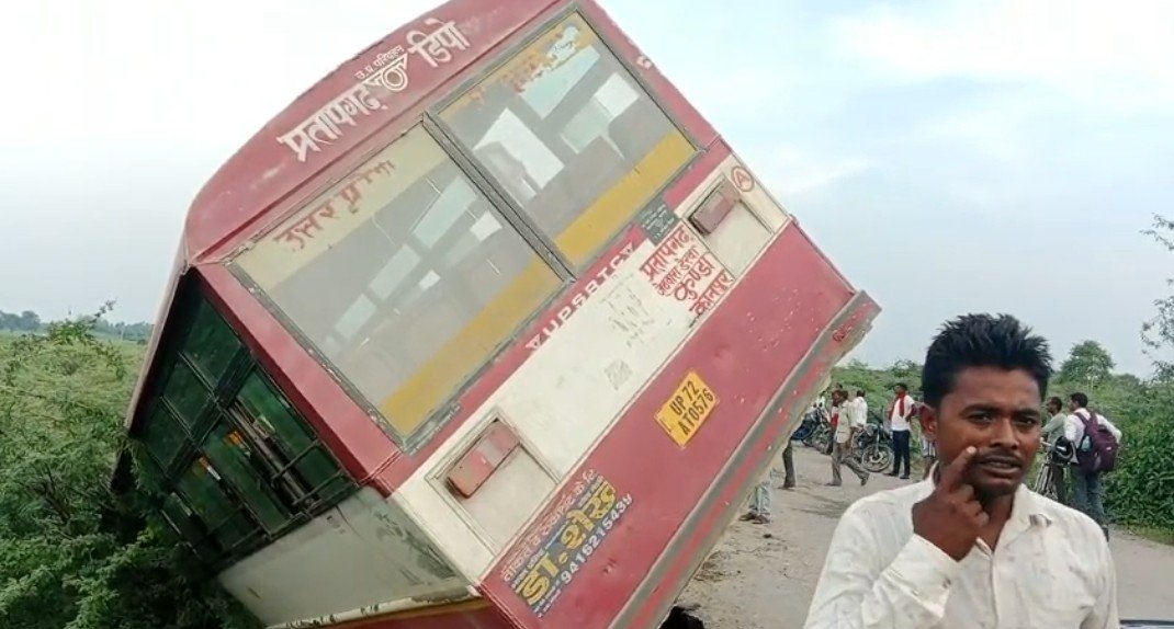 अनियंत्रित होकर खाई में गिरी बस
