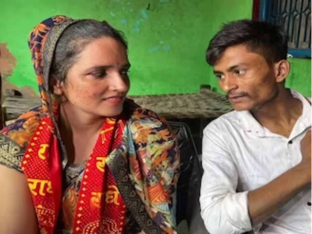 सीमा हैदर मामले में बड़ा अपडेट, SSB ने नेपाल बॉर्डर पर बस की जांच करने वाले दो जवानों को किया निलंबित