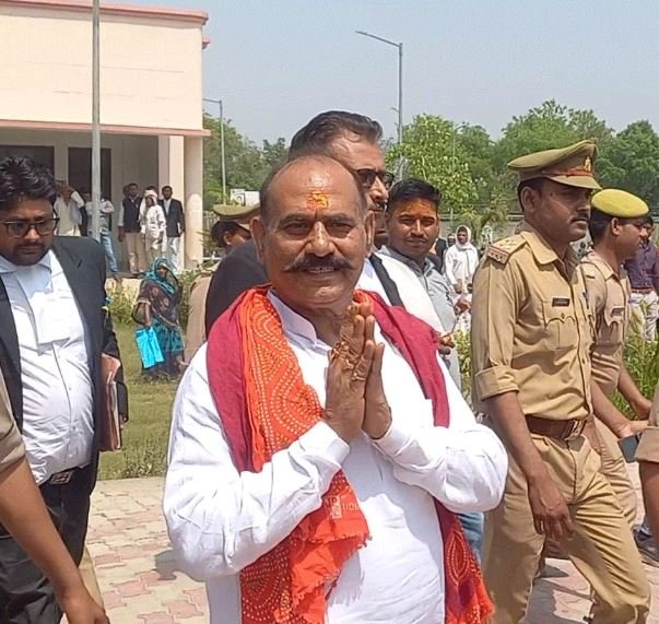 पूर्व विधायक विजय मिश्रा पर दुष्कर्म पीड़िता ने लगाया आरोप, जेल से साजिश कर करवा सकते है हत्या