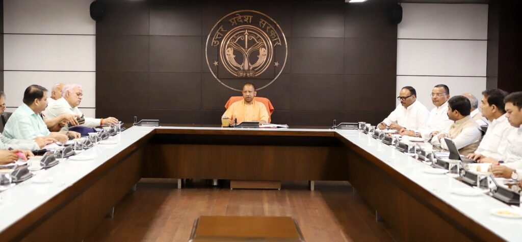 CMYogi ने की मंत्रियों व सचिव गणों के साथ समीक्षा बैठक, प्रदेश के समग्र विकास के लिए दिए कई दिशा-निर्देश