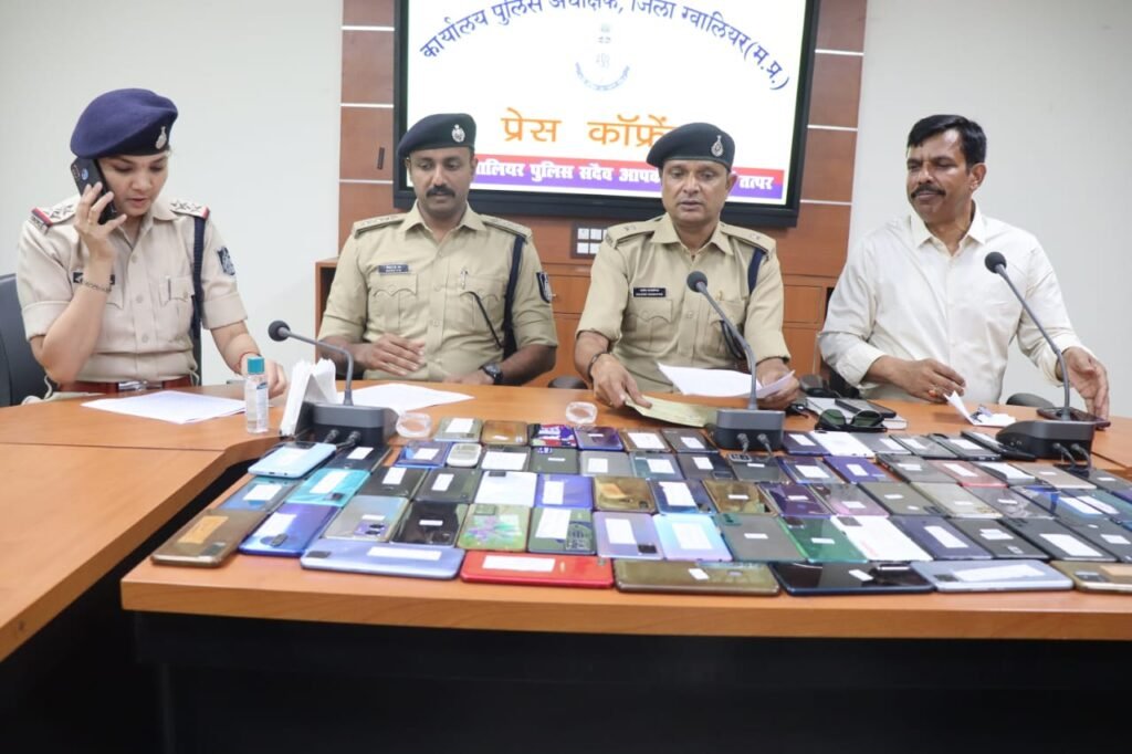 सायबर सेल ने दो माह में खोजे 23 लाख 18 हजार रूपये कीमत के 101 मोबाइल, आवेदको के चेहरों पर लौटी मुस्कान
