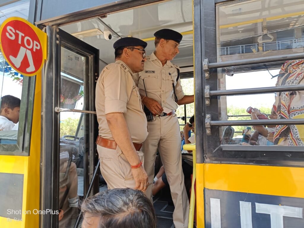SC द्वारा जारी गाइड लाईन का पालन कराने के लिए यातायात पुलिस ने की 46 स्कूल वाहनों पर कार्यवाही