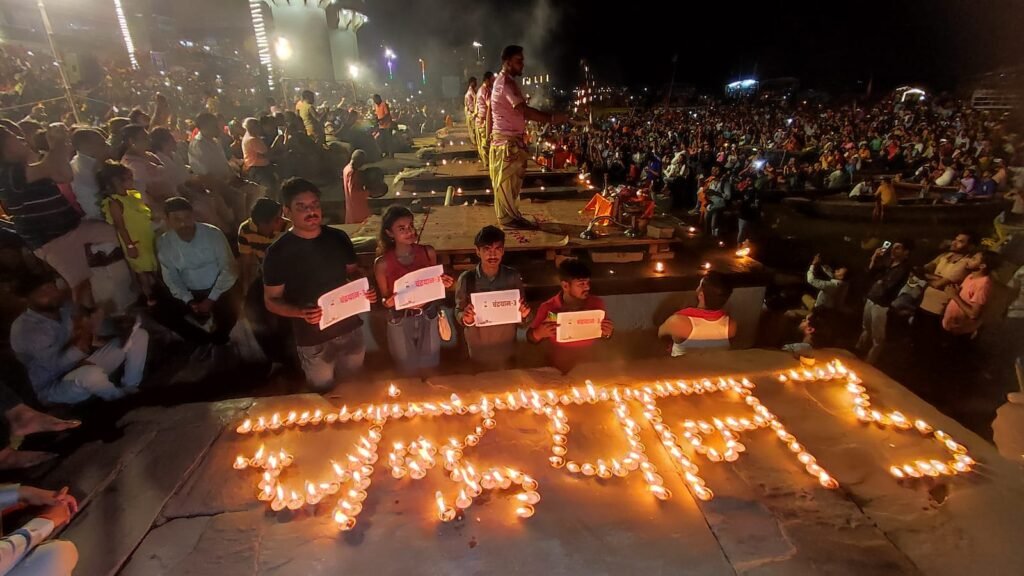चंद्रयान -3 की सफल लॉचिंग से देश में खुशी का माहौल, मां गंगा की आरती कर श्रद्धालुओं ने की मिशन पूर्ण होने की प्रार्थना…
