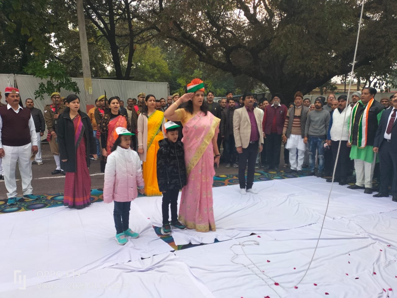 Raibareli-जिलाधिकारी ने कलेक्ट्रेट में 74 वें गणतंत्र दिवस पर ध्वजारोहण कर राष्ट्रीय ध्वज को दी सलामी