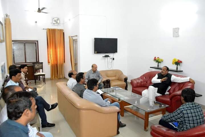 Raibareli- उद्यान मंत्री दिनेश प्रताप सिंह ने कानून व्यवस्था को दुरूस्त रखने व  प्रशासनिक अधिकारियों के साथ की समीक्षा बैठक