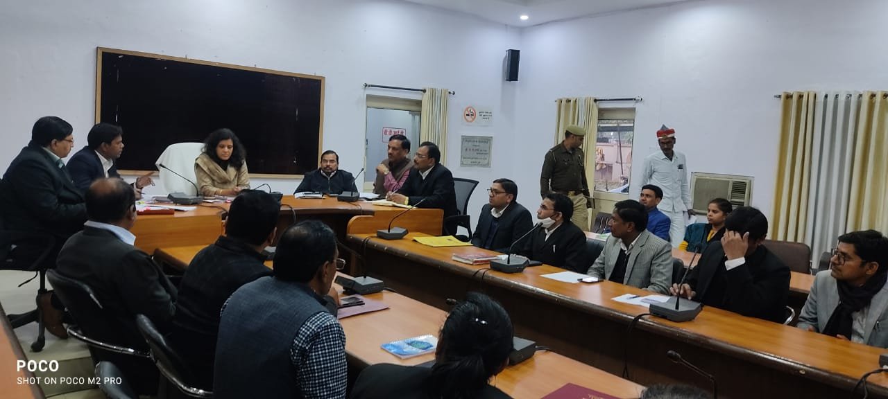 Raibareli-डीएम ने अपराध, कानून व्यवस्था, अभियोजन कार्यों को लेकर की बैठक