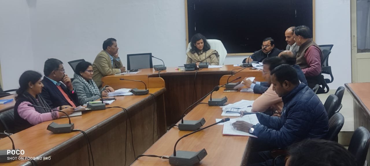 Raibareli-जिलाधिकारी ने बैंकों में लंबित प्रकरण शीघ्र निस्तारित करने के दिये निर्देश