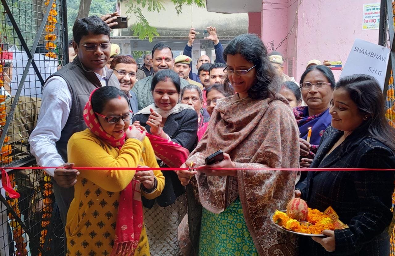  Raibareli-डीएम ने कलेक्ट्रेट में विक्रय केन्द्र का किया उद्घाटन