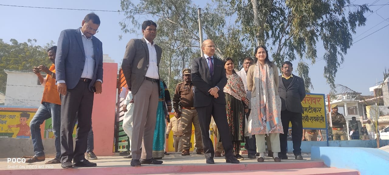 Raibareli-नोडल अधिकारी ने नवग्रह वाटिका व अमृत सरोवर का किया निरीक्षण