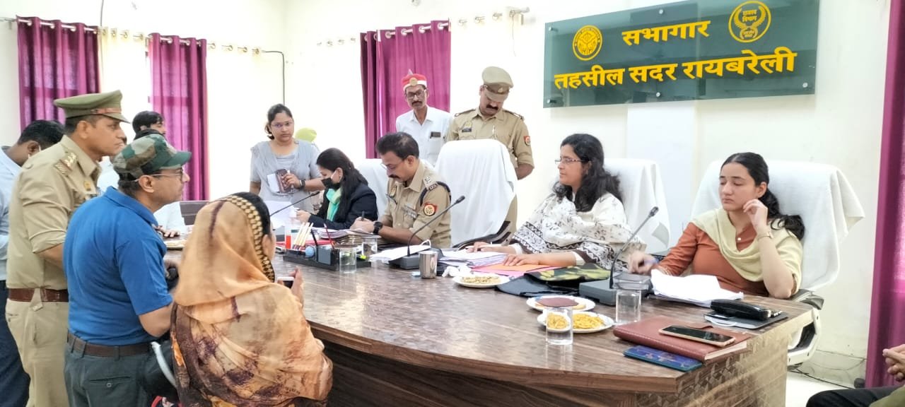 Raibareli-डीएम ने तहसील सदर संपूर्ण समाधान दिवस में लोगों की समस्याओं को सुना, निस्तारण के दिये निर्देश