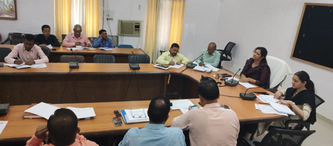 Raibareli-डीएम की अध्यक्षता में विकास कार्यो की समीक्षा बैठक हुई सम्पन्न