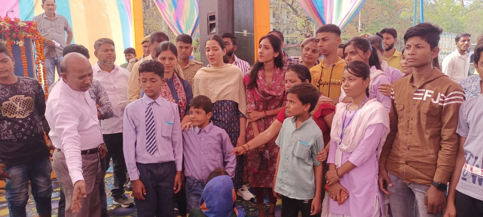 Raibareli-सदर विधायक अदिति सिंह द्वारा दिव्यांगजनों को निशुल्क मोटराइज्ड ट्राई साइकिल का वितरण कर हरी झण्डी दिखाकर किया रवाना