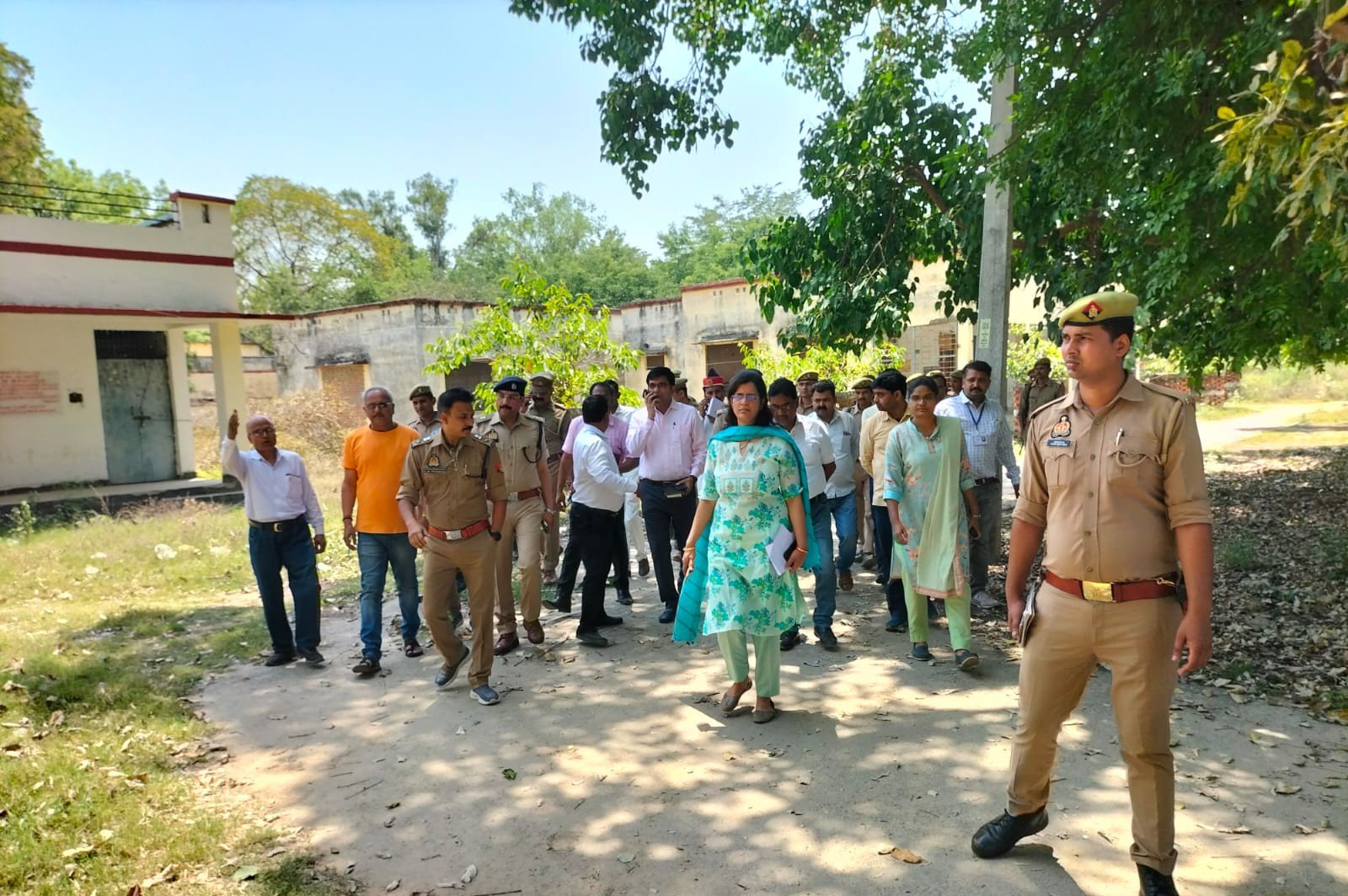 Raibareli-जिला मजिस्ट्रेट ने स्ट्रांग रूम व मतदेय स्थलों का निरीक्षण कर सभी आवश्यक व्यवस्थायें दुरुस्त करने के दिए निर्देश