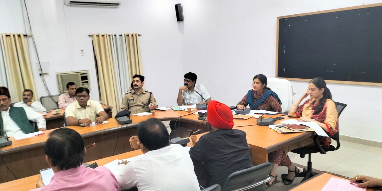 Raibareli-डीएम ने उद्योग व व्यापार बन्धु की समीक्षा बैठक कर उद्यमियों की समस्याओं का प्राथमिकता पर निराकरण करने के दिये निर्देश