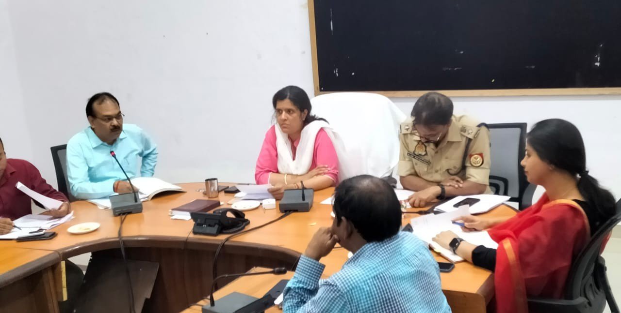 Raibareli-डीएम की अध्यक्षता में जिला स्तरीय सड़क सुरक्षा समिति की बैठक हुई सम्पन्न