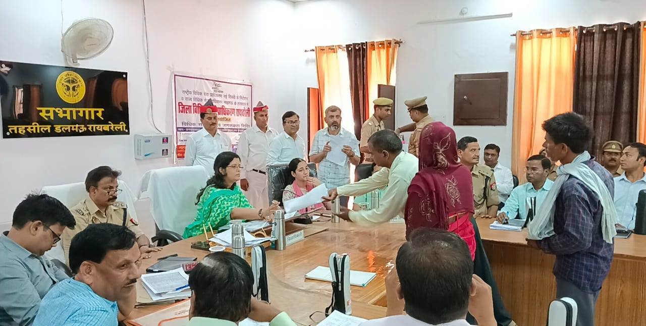 Raibareli-डीएम ने तहसील डलमऊ संपूर्ण समाधान दिवस में लोगों की समस्याओं को सुना, निस्तारण के दिये निर्देश
