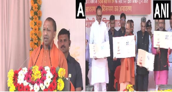 सीएम योगी ने 115 बसों को हरी झंडी दिखाकर किया रवाना, आसान होगा सफर