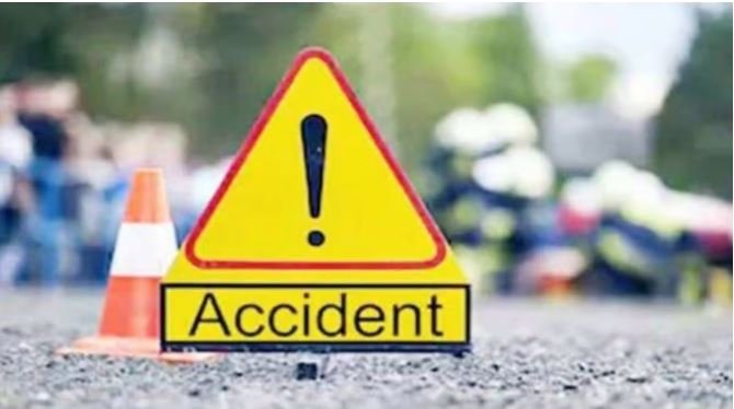 शिर्डी जा रही बस ट्रक से टकराई, 7 महिलाओं समेत 10 लोगों की मौत, 17 गंभीर !