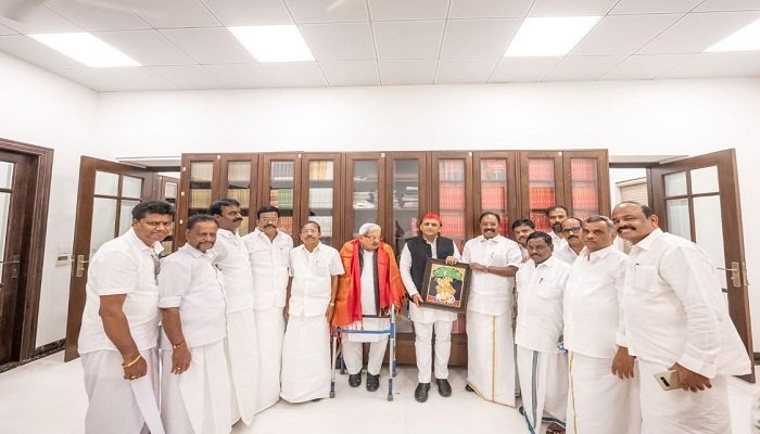 तमिल नेताओं ने अखिलेश से की मुलाकात, सपा सरकार में हुए विकास कार्यों को सराहा…