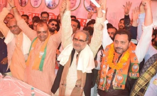 आजम खां को तगड़ा झटका, इस करीबी ने थामा बीजेपी का दामन…