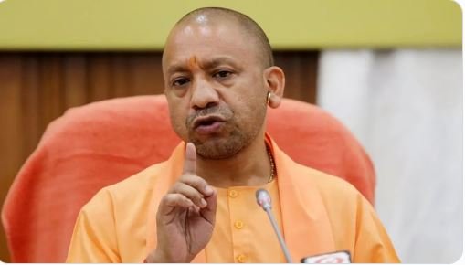 निर्माणाधीन बिल्डिंग में हुए हादसे पर सीएम योगी ने लिया संज्ञान, मृतकों के परिजनों के लिए व्यक्त की संवेदनाएं