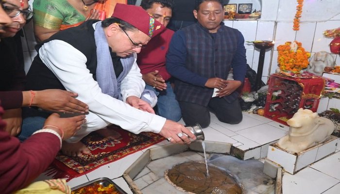 वनखंडी महादेव मंदिर में CM धामी ने किया जलाभिषेक, प्रदेशवासियों को दी महाशिवरात्रि की बधाई
