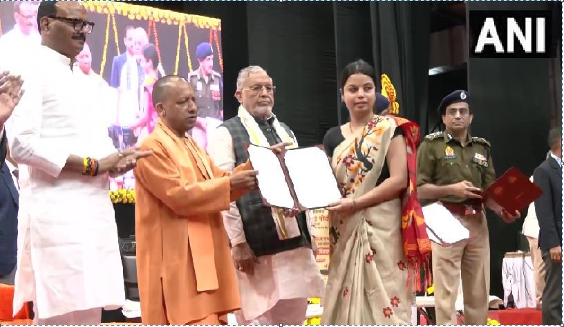 सीएम योगी ने दारोगा भर्ती परीक्षा में चयनित अभ्यर्थियों को किया संबोधित, बांटे नियुक्ति पत्र, कहा- अपराधियों से दस कदम आगे सोचना होगा